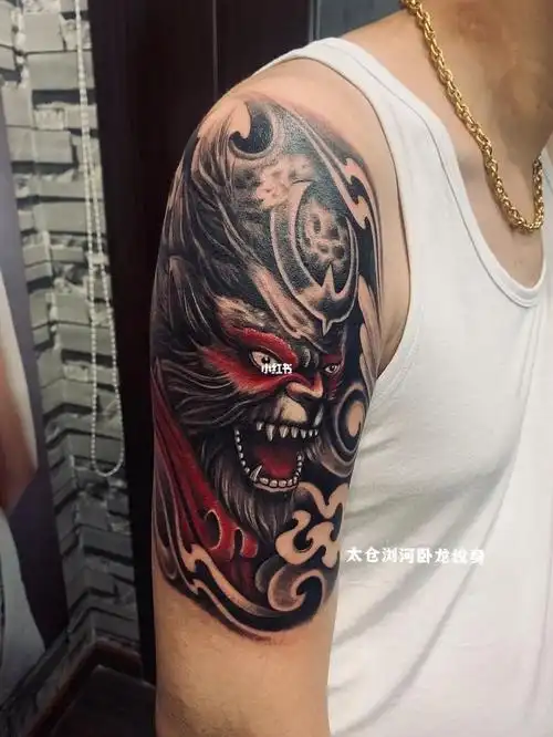 大臂斗战神佛纹身