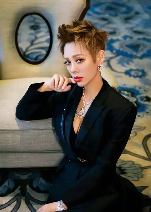 原创看宁静创造营如何称霸全场潮短发个性十足穿靴子大秀美腿