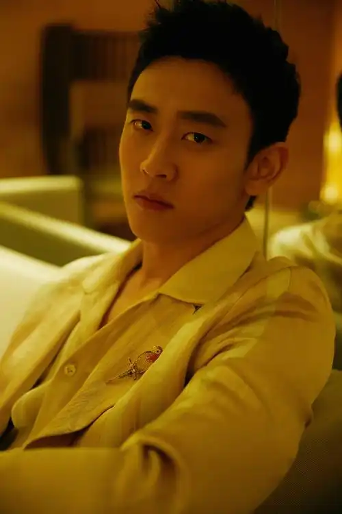 演员王天辰白马王子造型亮相跨年晚会 献唱高难度歌曲显潇洒魅力