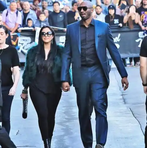 瓦妮莎毫不避讳将针织衫撑到透明40岁挺拔身姿惹眼