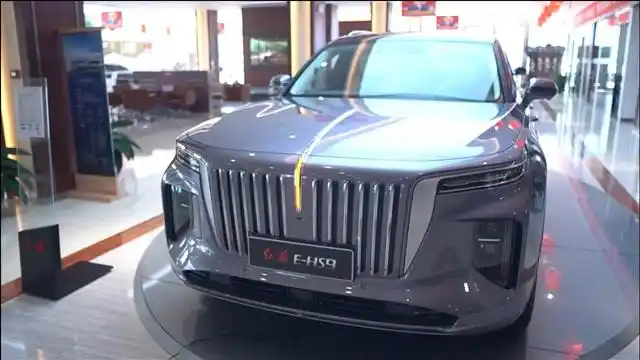 新车到店,实拍2021款红旗ehs9,按下钥匙大灯亮起,霸气开始!