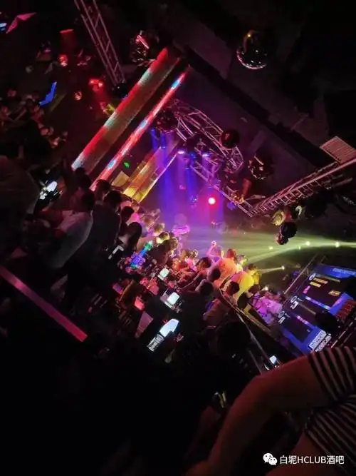 hclub酒吧8月28日狂野性感诱惑扑面而来夜店人气性感胸模美女胸降现场