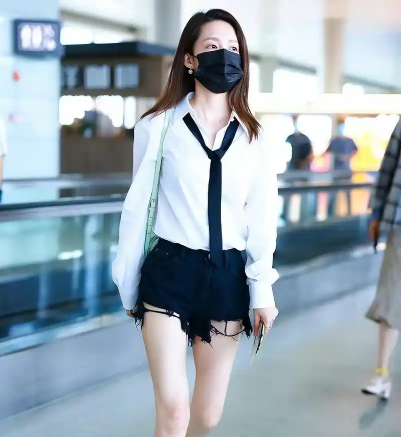 深黑色的牛仔短裤,这样别致的牛仔短裤穿在李沁身上也是别有一番风味.