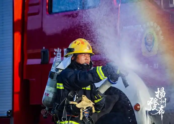 2001年12月,怀揣着对消防部队的无限向往和执着追求,他通过层层选拨