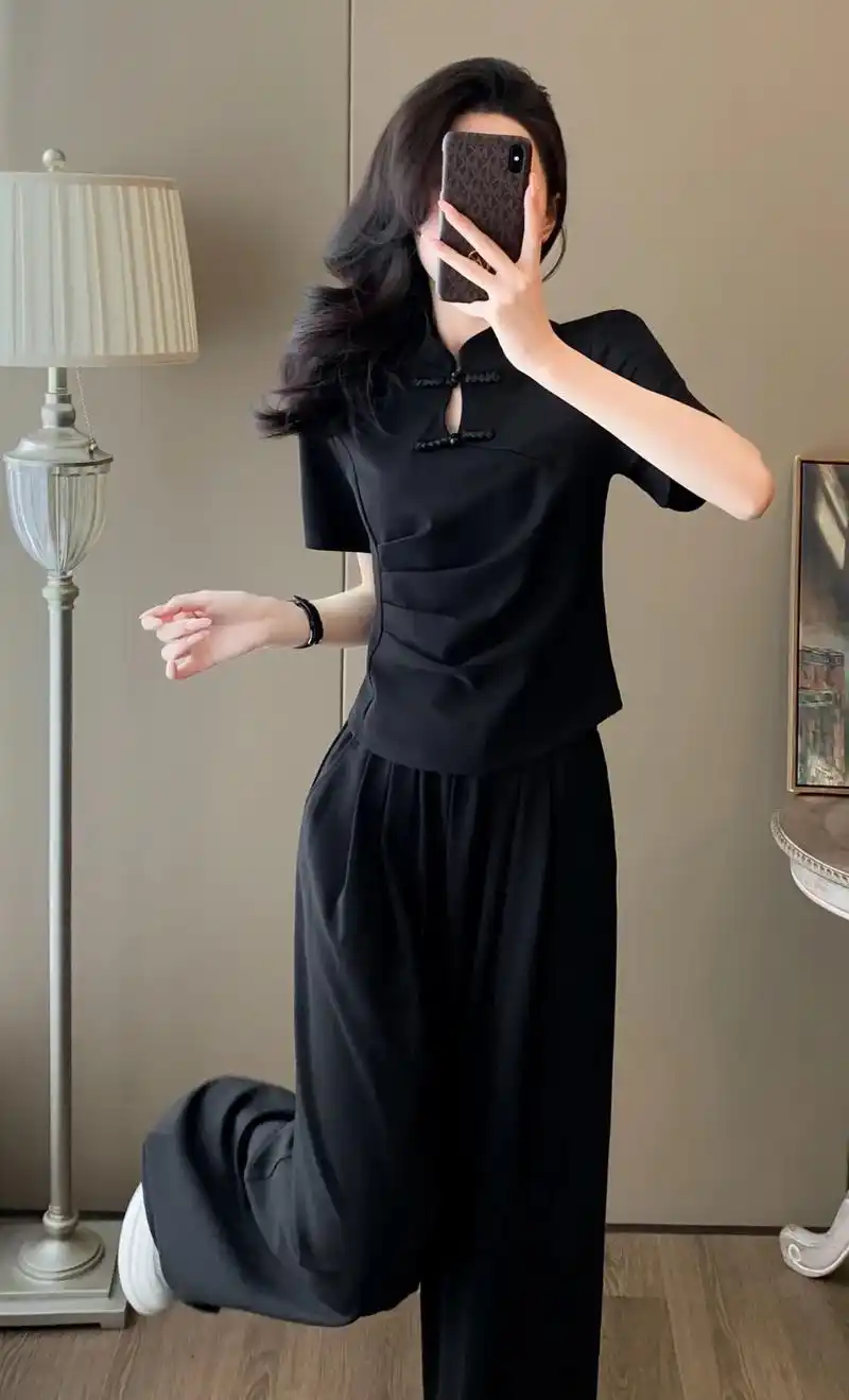 这款高档国风休闲时尚套装,完美展现了女性的优雅气质和时尚品味