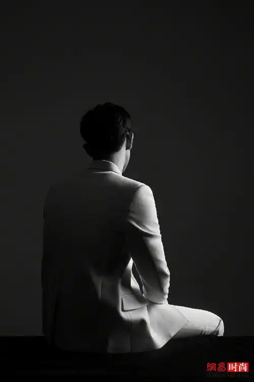 李现身穿白色西装,拍摄一组黑白大片,侧颜杀和背影杀上线,也太会撩了