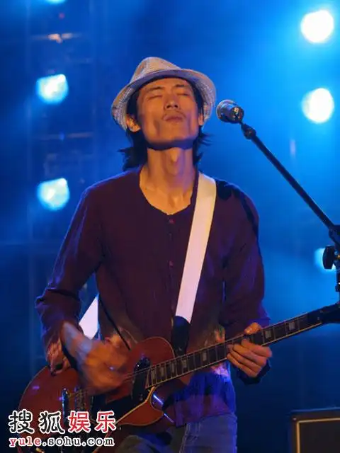 布衣乐队领唱西北魂 打头阵制造压轴效果
