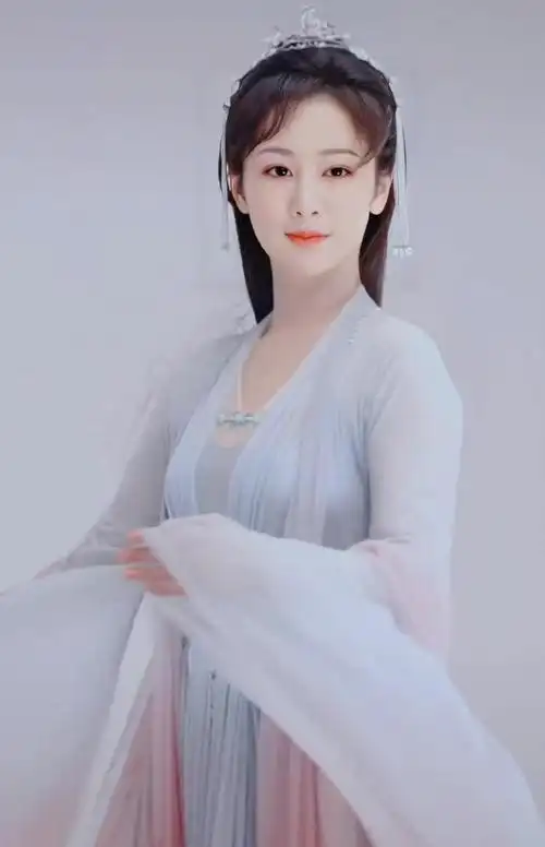 杨紫再晒美照状态又瘦又美粉丝却催促她太入组