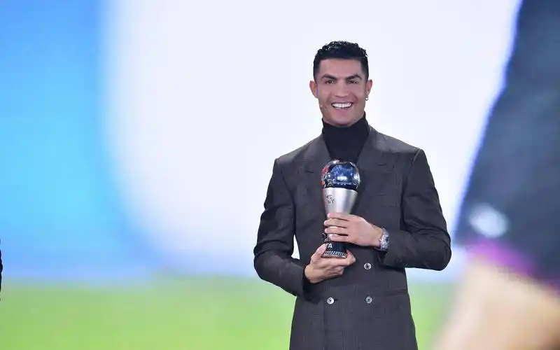 这样西装打扮也太帅了,c罗荣获fifa运动员特别奖_哔哩哔哩_bilibili