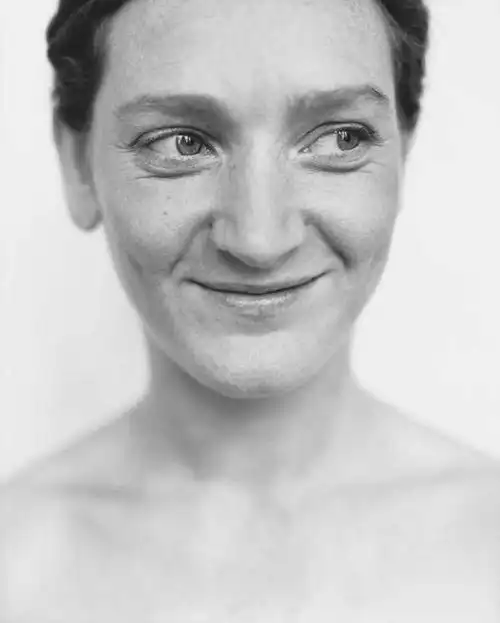 西方人,脸,头,脸颊,头发,一个人,站,笑,微笑,竖图,黑白,室内,特写