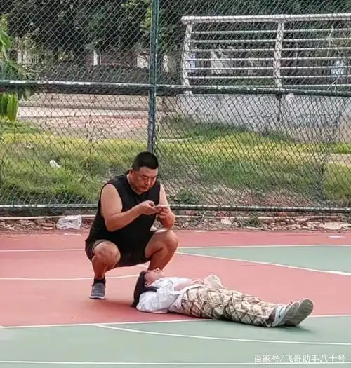 前几天上网刷到一张图: #红底照片竟然可以这样拍#,小姐姐躺在篮球