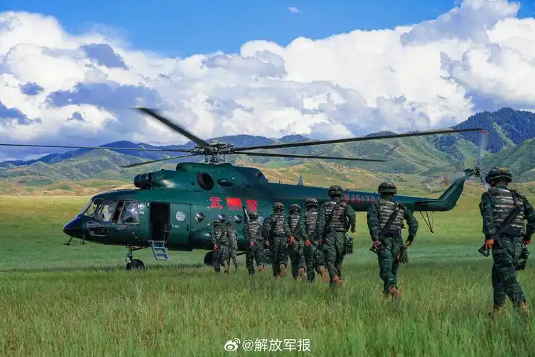 武警官兵直升机融合训练现场