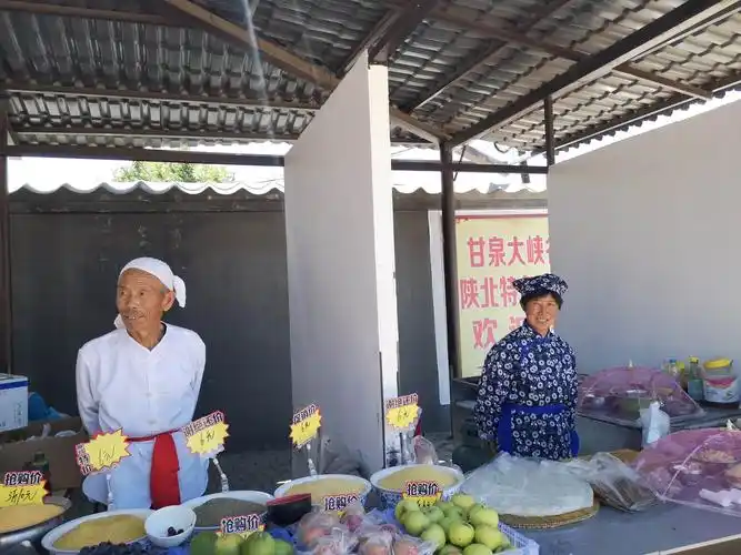 陕北特色的白羊肚毛巾扎头上很漂亮.