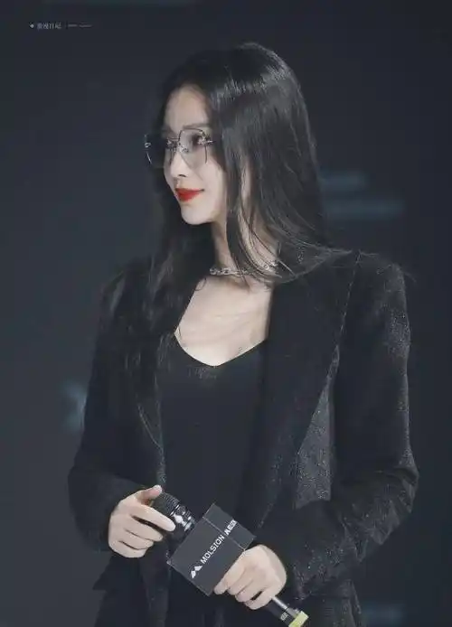 也不得不说的是,如今的angelababy已经结婚生子,再次将baby与蔡徐坤一