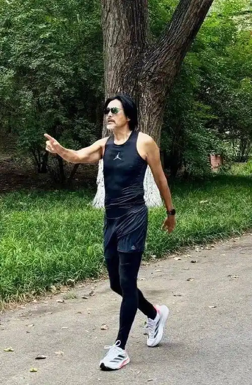 从周润发的跑步背影来看,他的身材高大而精瘦,腰板挺直,步伐轻盈.