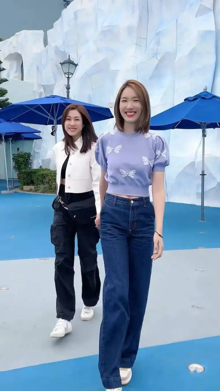 钟嘉欣带孩子,与李亚男一家游海洋公园!_穿着_同行_老公