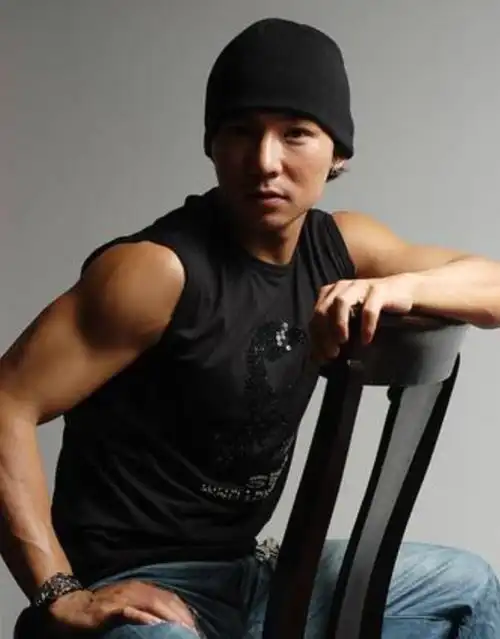 而接下来被封禁的原因就更离谱了,因为刘畊宏的胸肌有点大,被