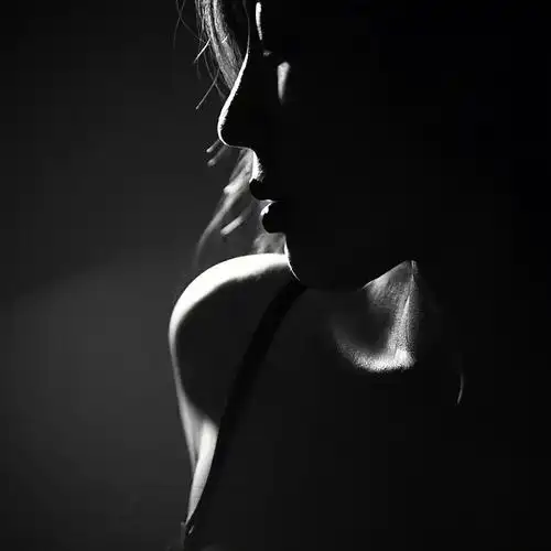 黑白头像女生伤感1