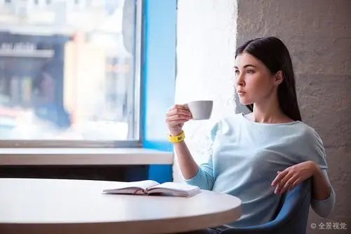 高兴_坐_女人_咖啡_专注_美女_桌子_喝咖啡_思考_图片大全—全景创意