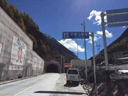 四姑娘山红叶已初成形新映卧路巴朗山隧道畅通