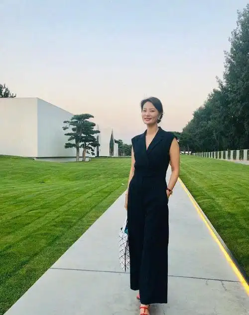 央视主持刘芳菲现活动白色上衣搭深色长裙42岁风采依旧