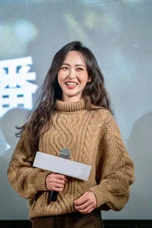 油画卷发型:唐嫣这次的油画卷发型真是美得让人心动,瞬间让她焕发出