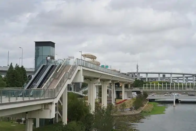 上海虹桥商务区建筑天桥