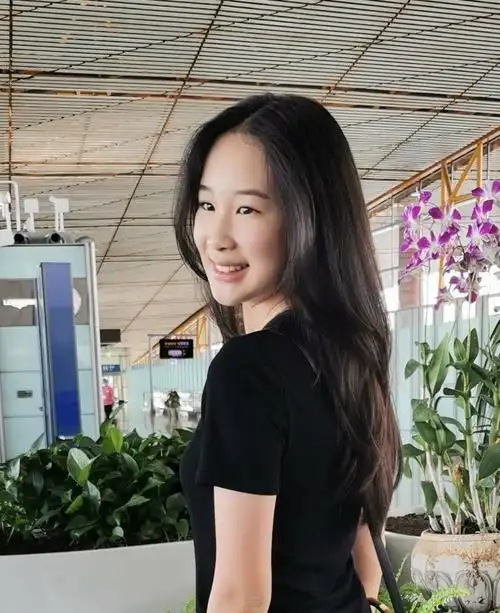 赵文卓张丹露送大女儿出国留学 机场拥抱不舍落泪_凤凰网娱乐_凤凰网