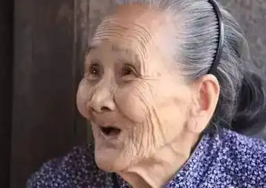 找一本电影,一个老太太在动物园,被老鼠咬了之后产生变异.