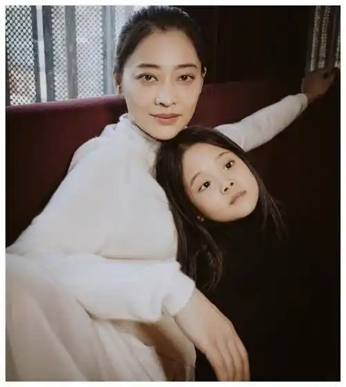 快快自身的努力和天赋,更重要的是她背后的两位坚实后盾——梅婷和