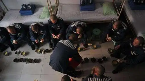监狱里面的死刑犯吃饭要钱吗?监狱长亲自对你说