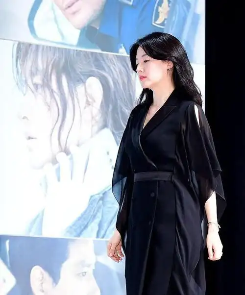 不愧是大长今李英爱穿一身黑裙生图看着好像没变过