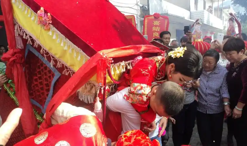 农村结婚热闹语句 一1,今年新婚之夜洞房,明年生个胖娃2,小筷子又长又