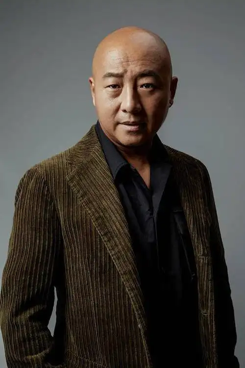 近日,周晓鸥曝光一组全新写真大片,光头与西装造型的碰撞令人"惊喜"