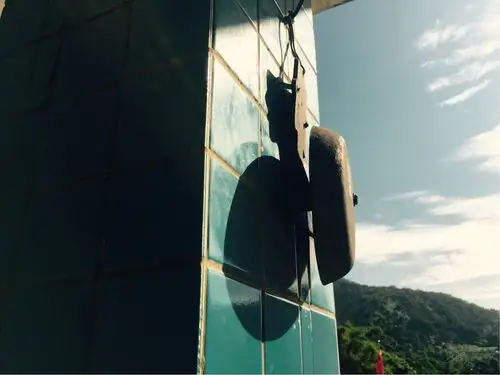 挂在墙上古老报废的下课铃,是年代的沉淀.