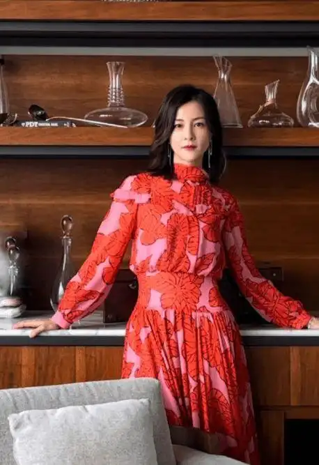 44岁刘孜越老身材越紧致穿露脐装配瑜伽裤这状态哪像中年人