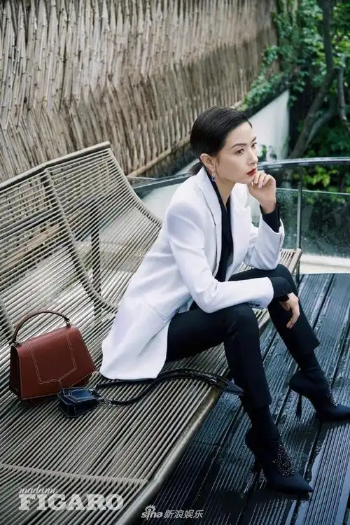 组图:万茜庭院封面大片释出 穿蓝色风衣搭褐色长靴潇洒利落