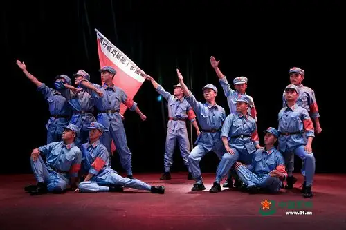 官兵们用舞姿诠释着红军传人的时代传承.