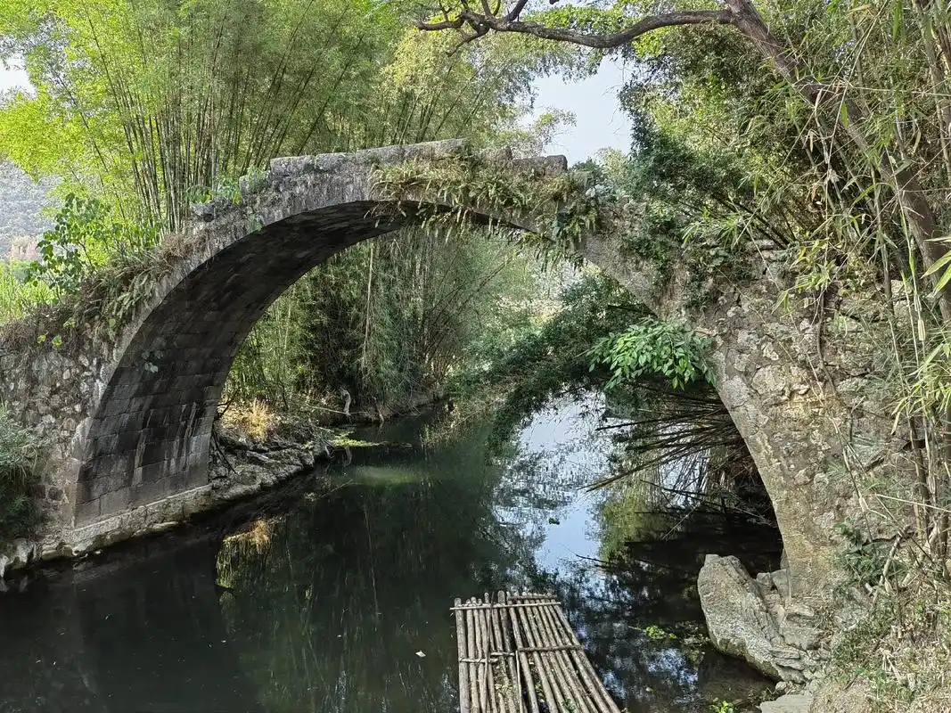 上百年的古桥,景色宜人,适宜拍古风照片. - 抖音
