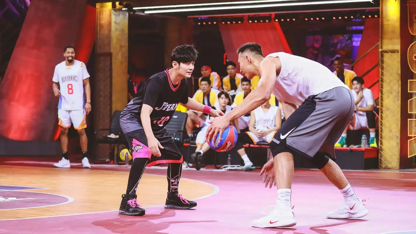 《这!就是灌篮》剧照,正在交手的导师周杰伦和易建联.图/视觉中国