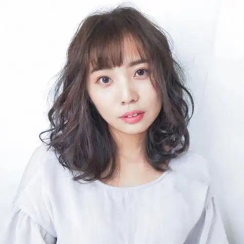 2019流行齐肩"烫发"!奔五的女人,这3款发型,显脸小又时尚!