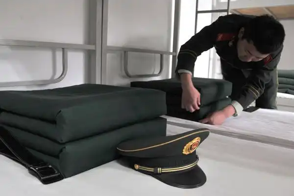 豆腐块的被子,洁白干净的床单,整洁利索的内务也是体现一丝不苟的精神