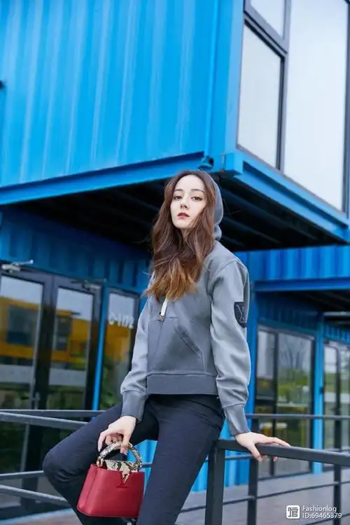 迪丽热巴韩国走秀惊艳全场韩媒评价人偶都没有的另类美貌