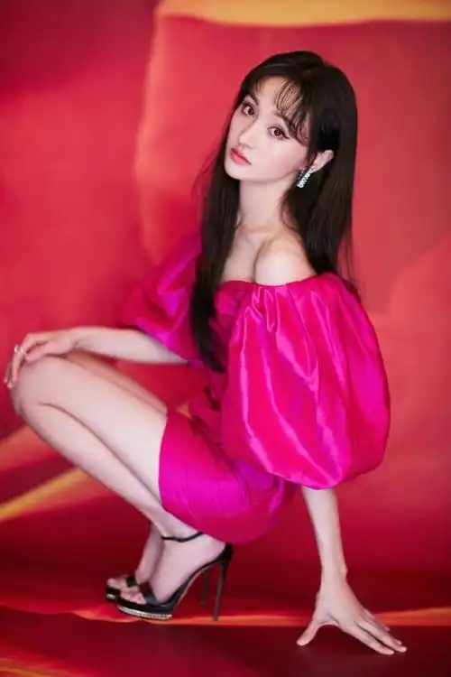 郑爽出席盛典,一袭玫红露肩短裙,露出漂亮肩颈线,明艳十足