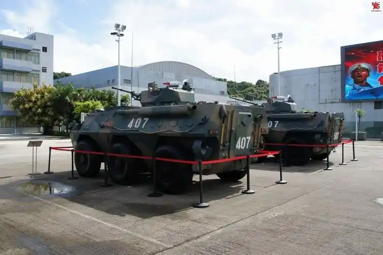 细心的网友发现,驻港部队装备92b型装甲车有些与众不同,前风挡用防弹