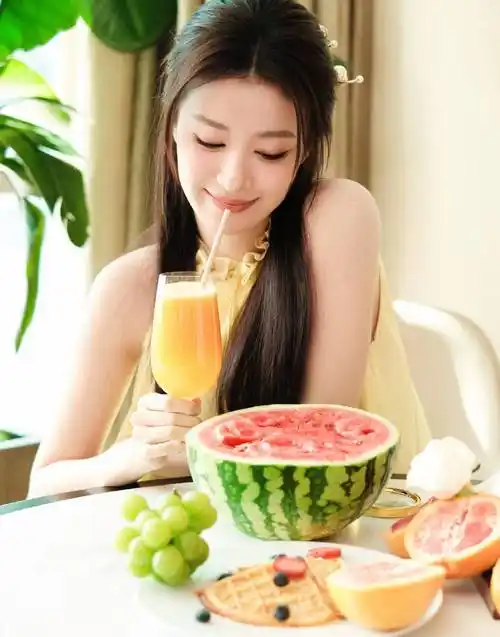 照片中,王楚然半披头发,着一袭挂脖连衣裙,慵懒地靠在沙发上,纤细的