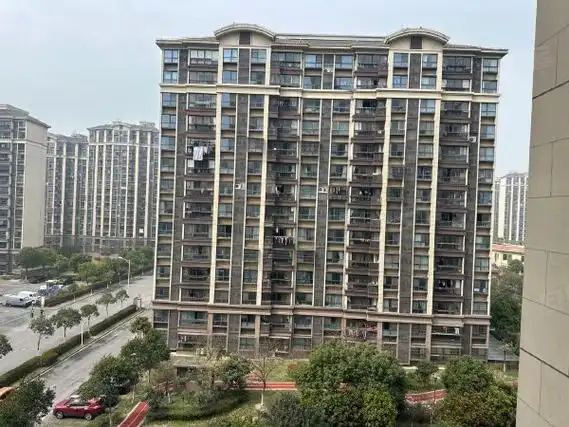 【多图】亭林华城丽水嘉园,亭林租房,大居南区前排靠门口商业广场旁一