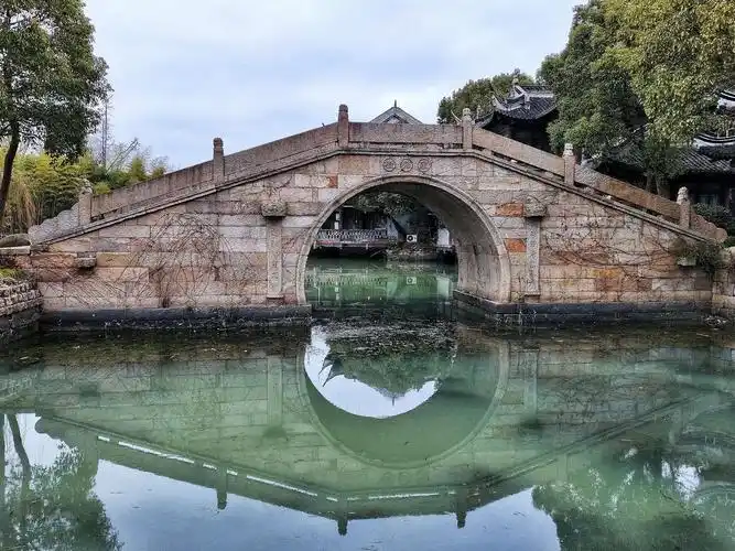 古桥相连的水生态园