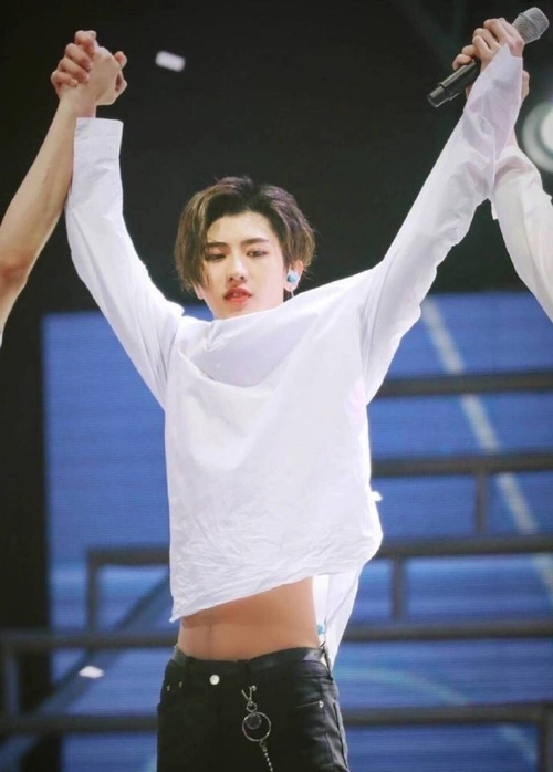 蔡徐坤看似嫩却有"沙漏腰",跳舞时抬胳膊最撩人,这极品腰好仙