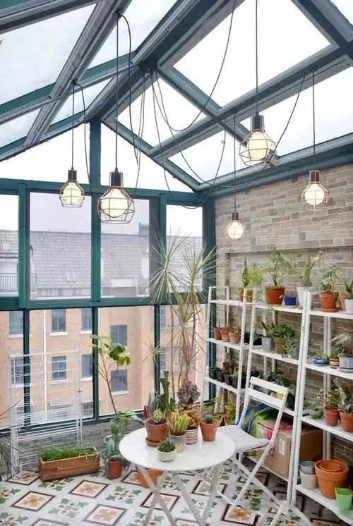 寒冬里温暖的阳光是花园阳光房